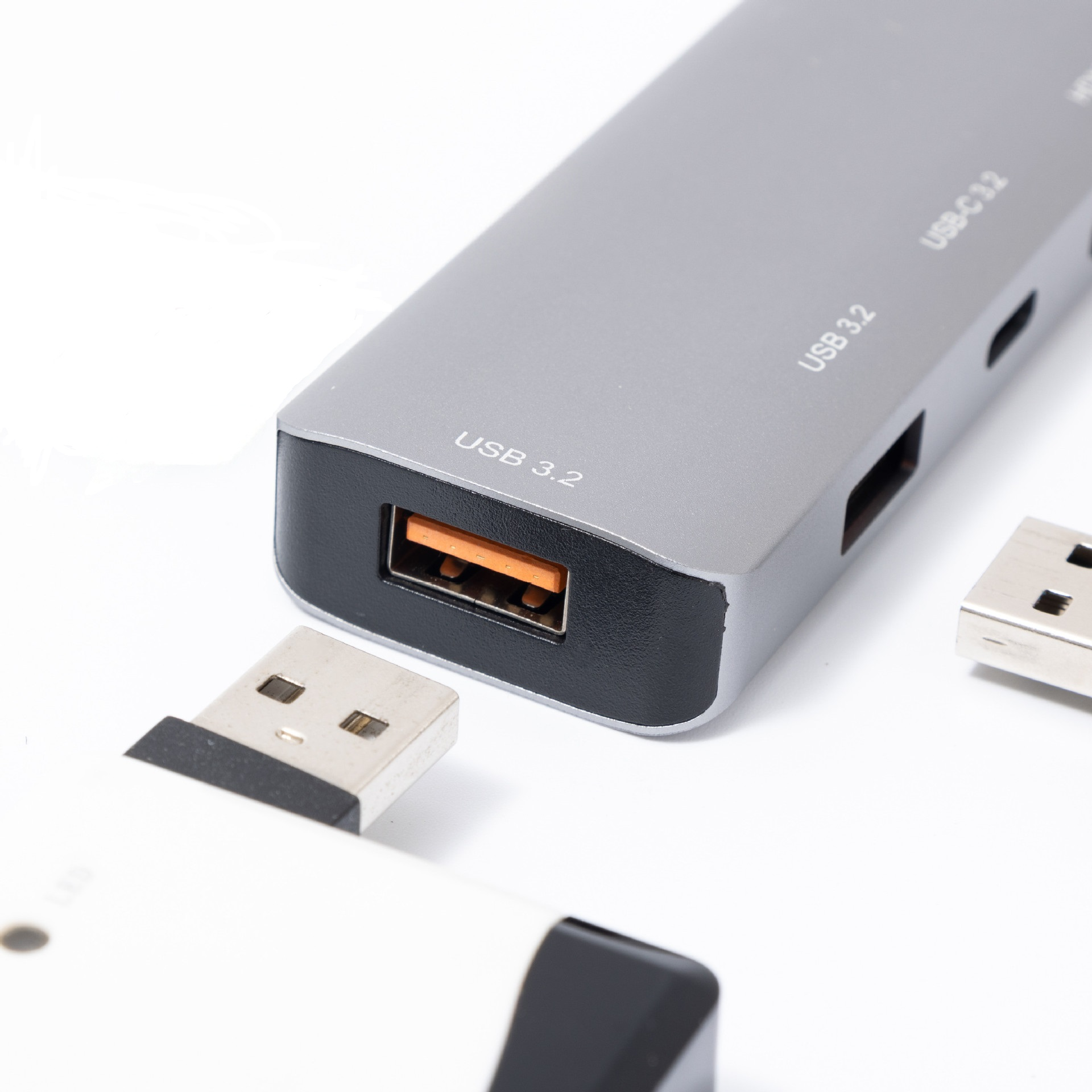QGeeM 6-in-1 USB C Hub PD100W 4K60Hz HDMI USB3.2 10Gbps Data Transfer PD 100W Fast-Charging Portable Adapter-UH06-22-A